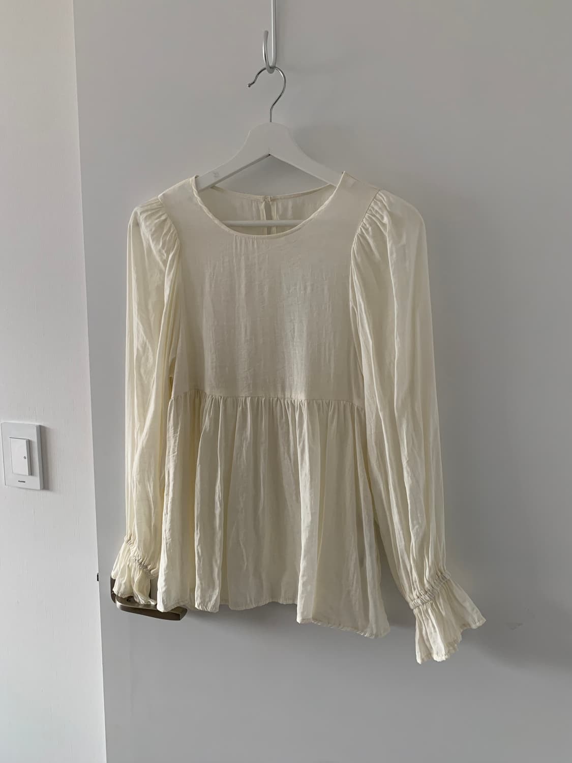 아이보리 러플 블라우스 상품이미지1