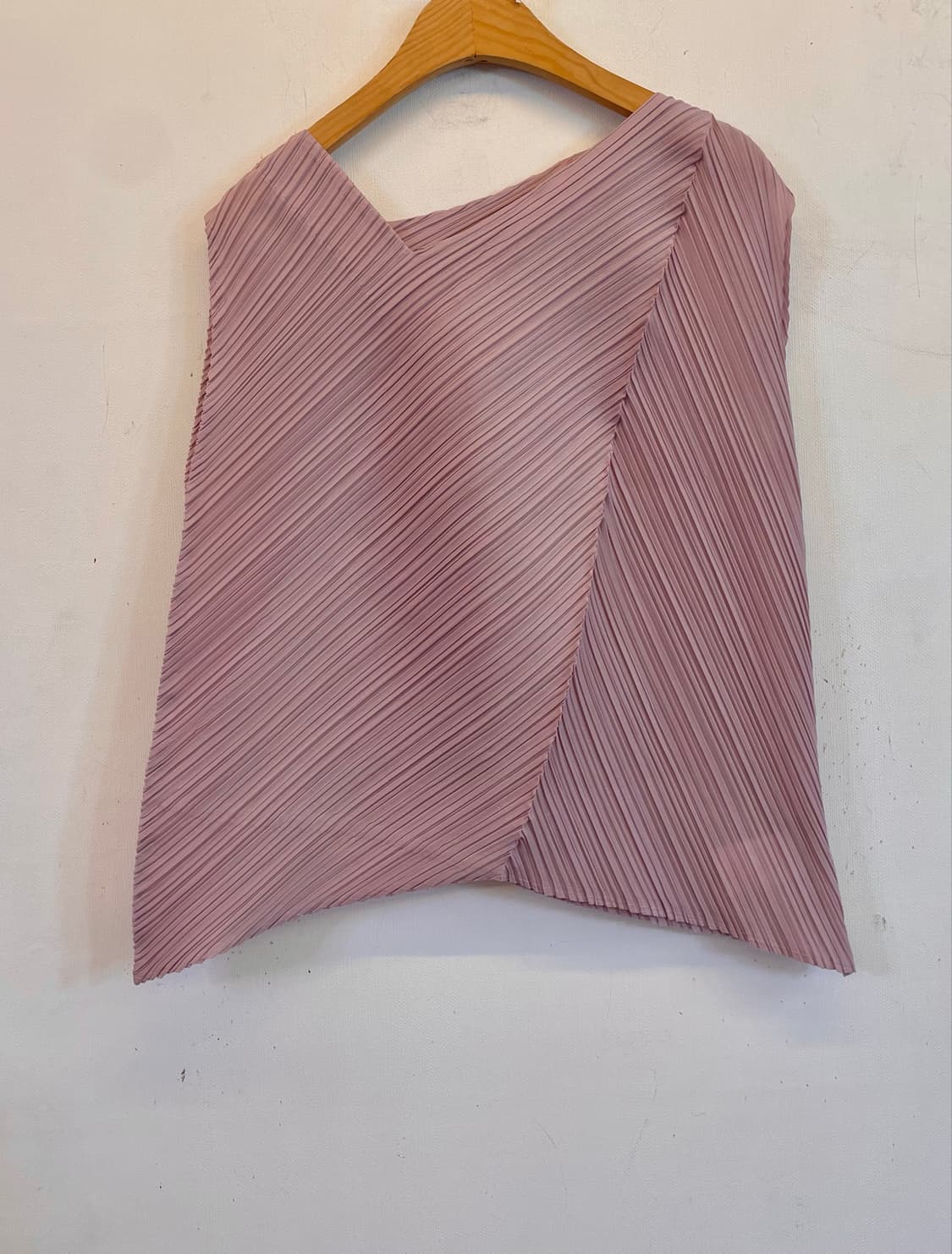 ISSEY MIYAKE 이세이미야케 사선 플리츠탑 슬리브리스민소매나시탑 상품이미지2