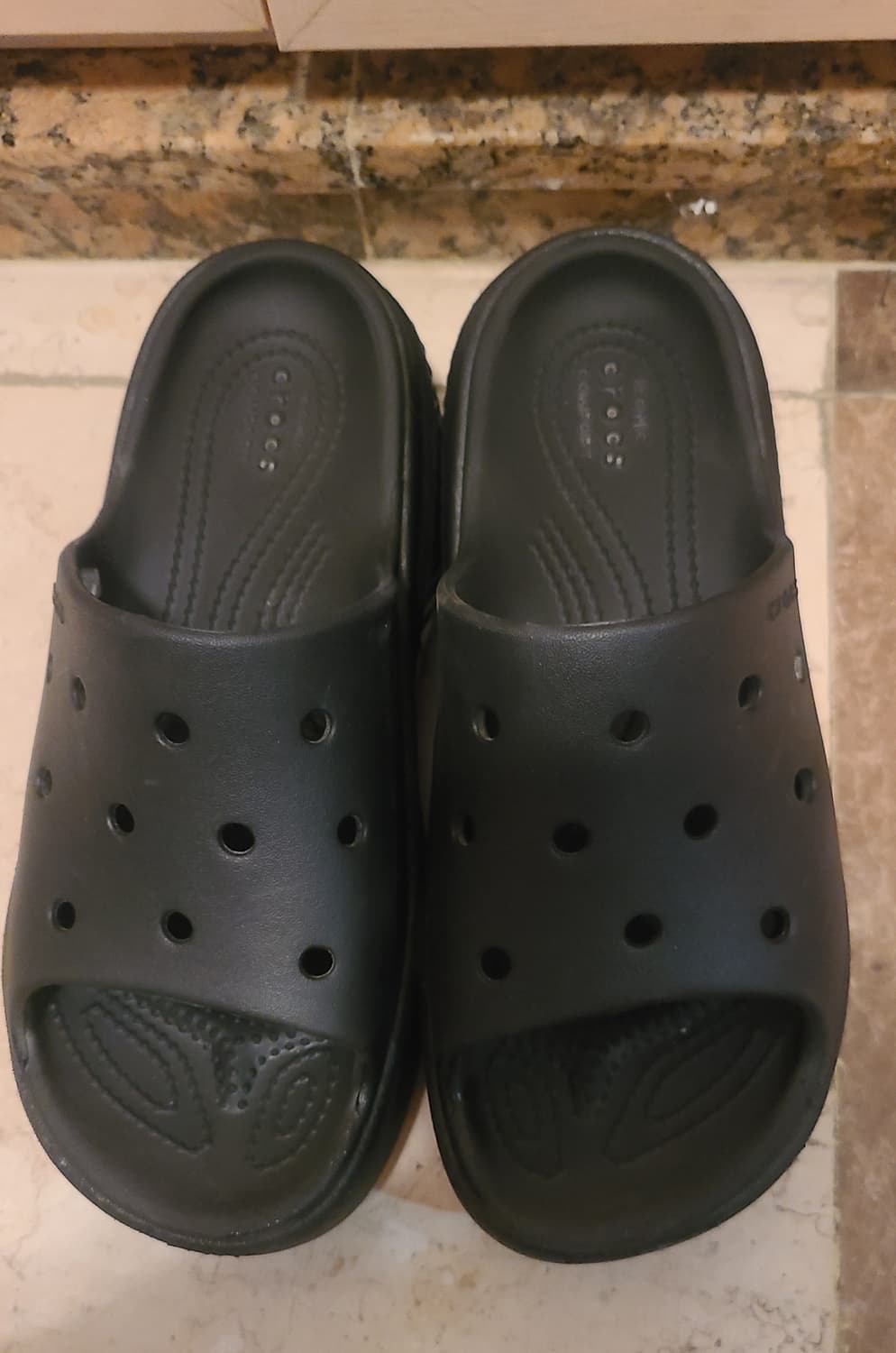 크록스 클래식 플랫폼 스톰프 슬라이드 블랙 240 상품이미지1