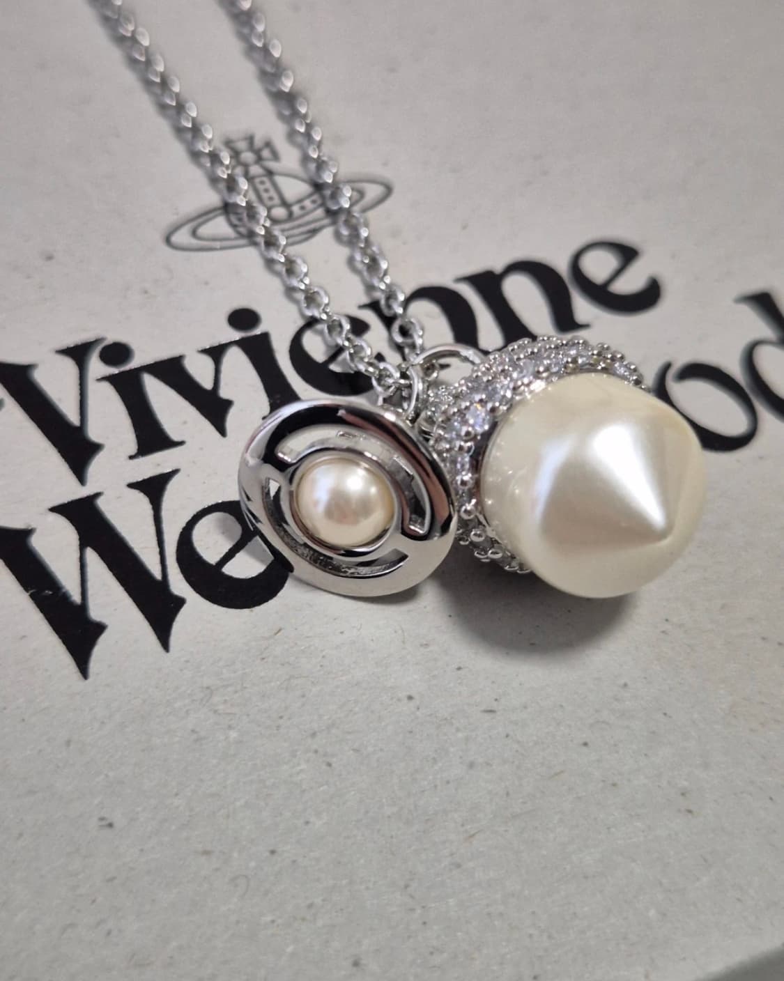 비비안웨스트우드 루실 도토리 펜던트 목걸이 상품이미지3