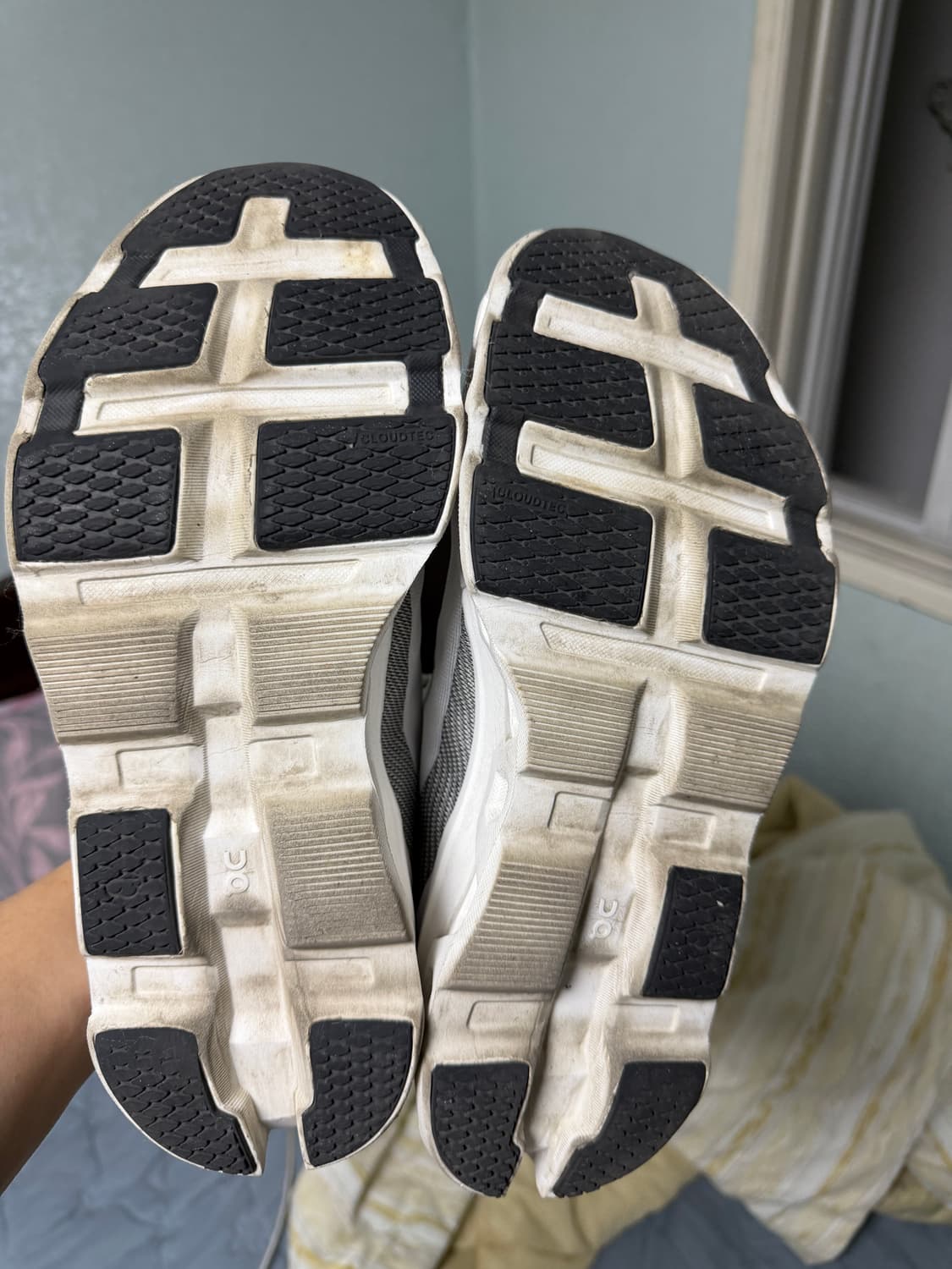 온러닝 클라우드몬스터2 270사이즈 판매(상태좋음) 상품이미지8