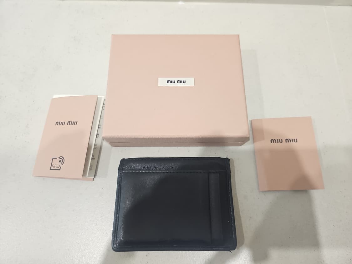 미우 미우 마테라쎄 나파 가죽 카드 홀더 블랙 카드지갑 팝니다  상품이미지1