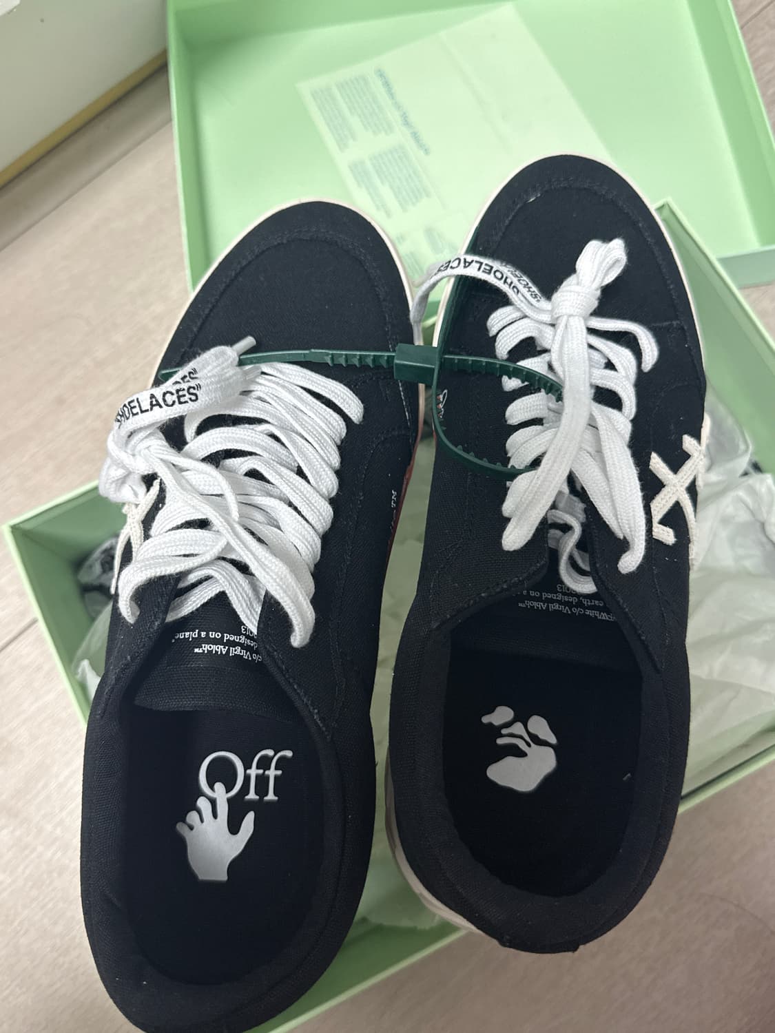 오프화이트 애로우 로우 벌크 스니커즈 블랙화이트 상품이미지2