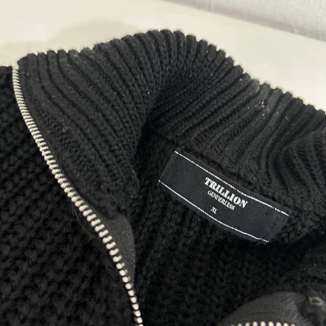 XL 트릴리온 블랙 반집업 니트 상품이미지3