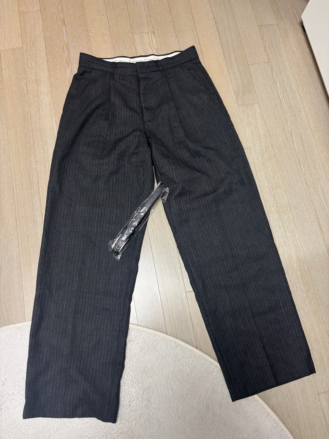 [M] STU 에스티유 크리즈드 벨트 슬랙스 차콜 팝니다. 상품이미지8