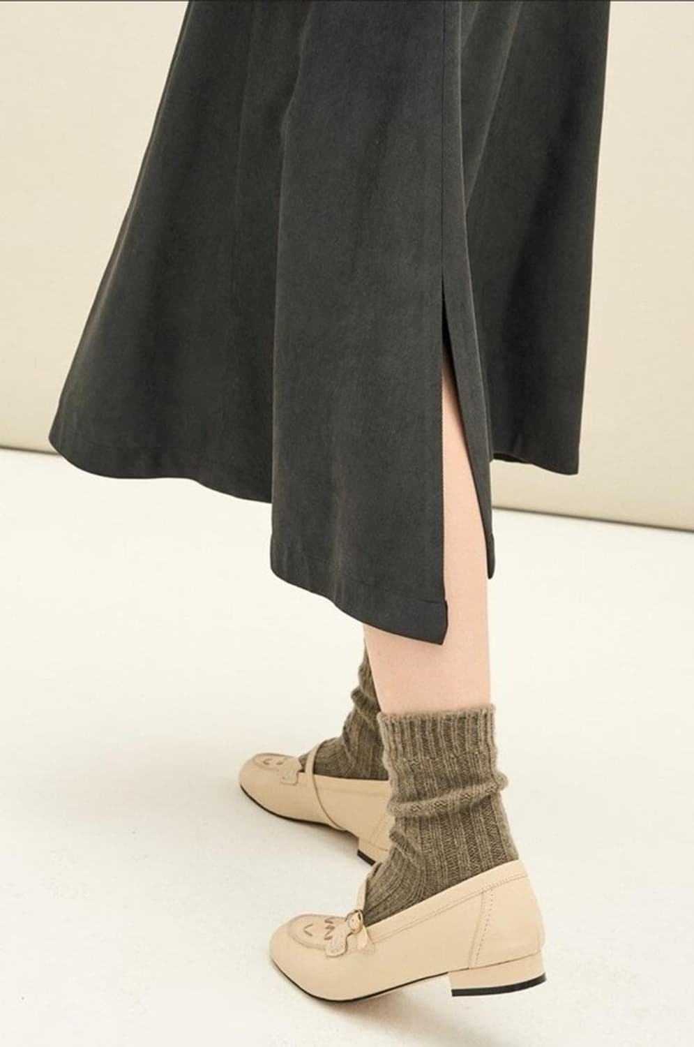 한섬 SJSJ 2023 턱 슬릿 플레어 스커트 64-94사이즈 상품이미지2