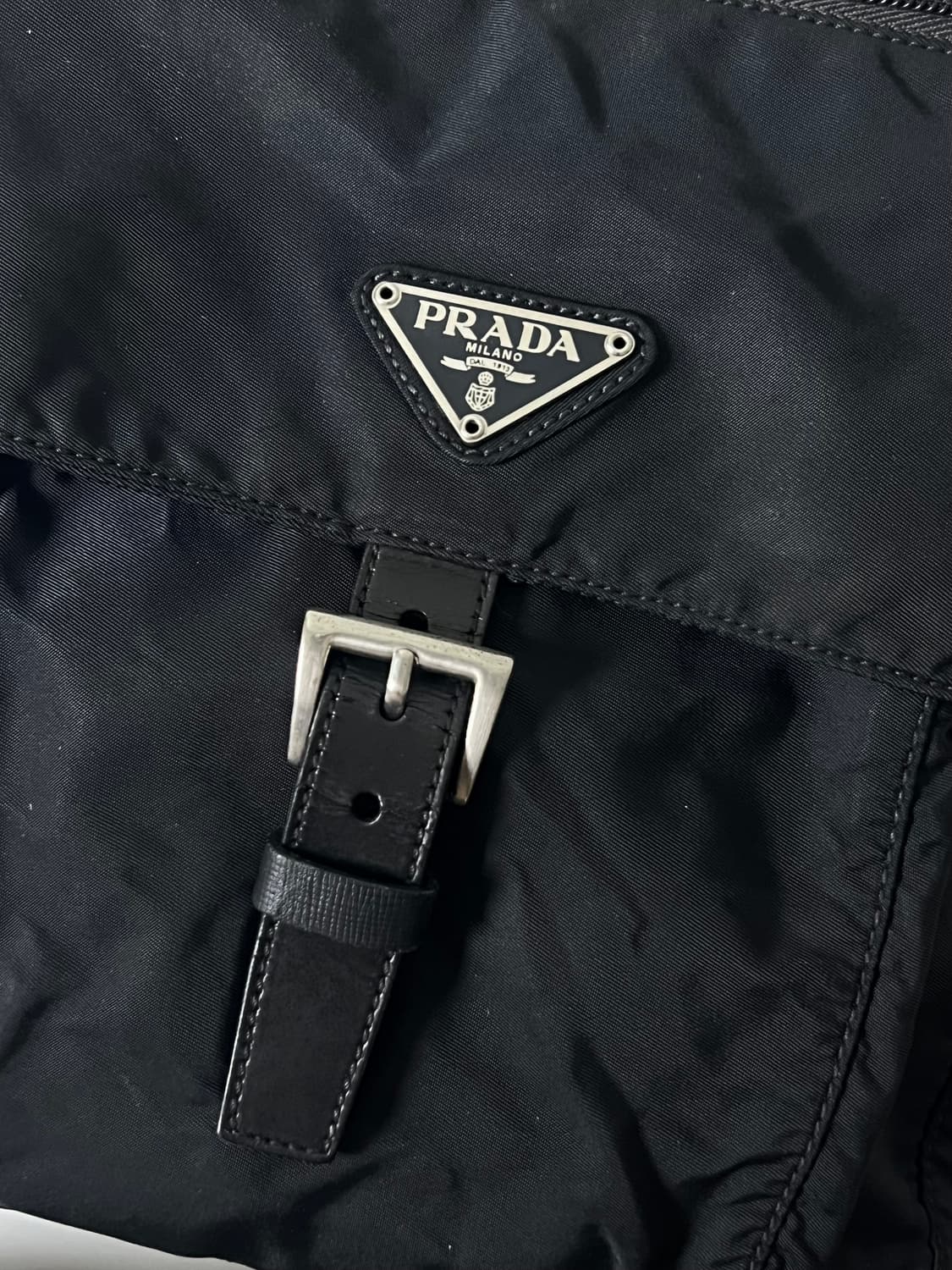 프라다 나일론 원버클 크로스백 상품이미지4