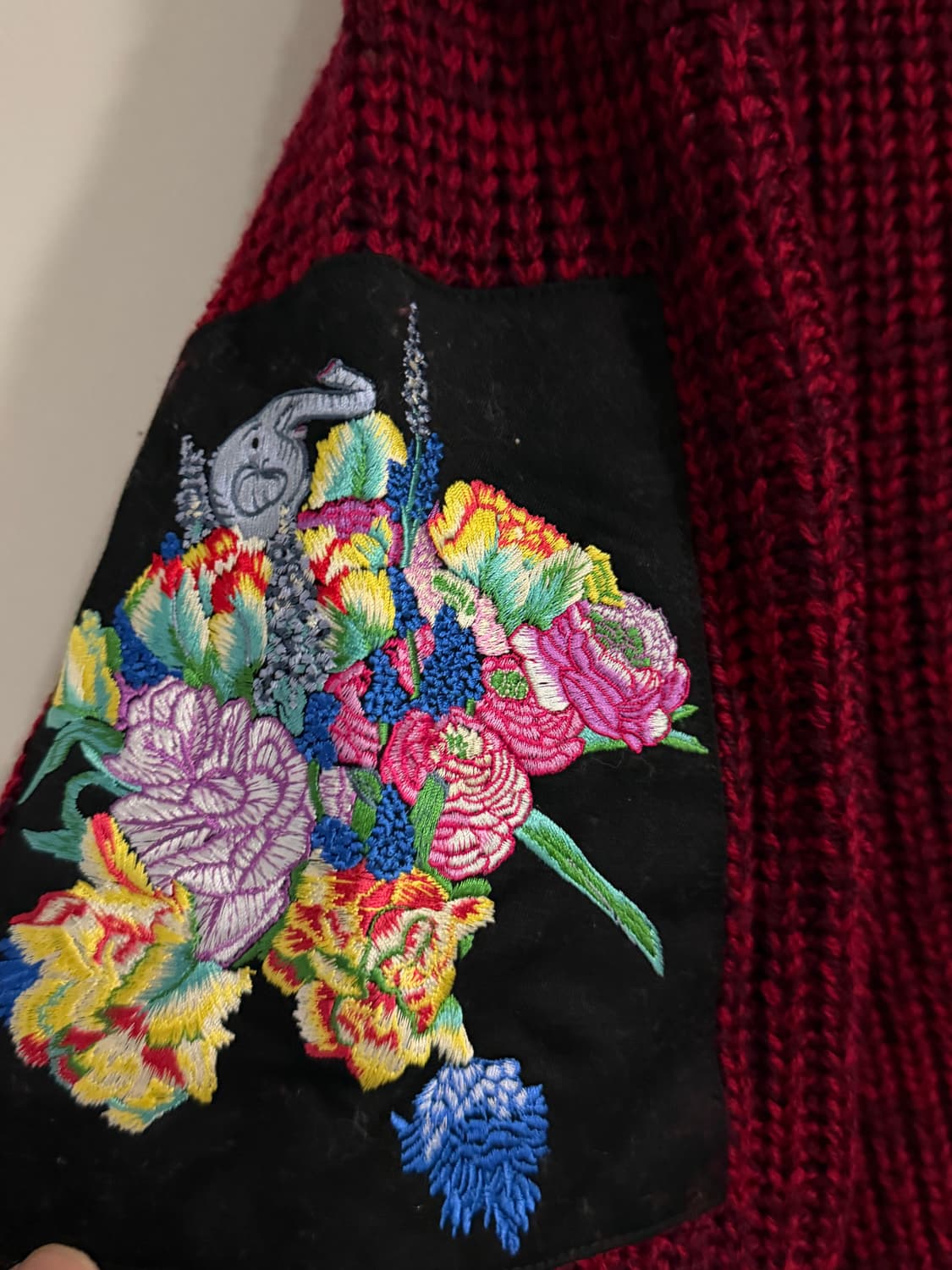 크리스찬 다다 자수 스웨이드 패치 버건디색 니트 스웨터 상품이미지2