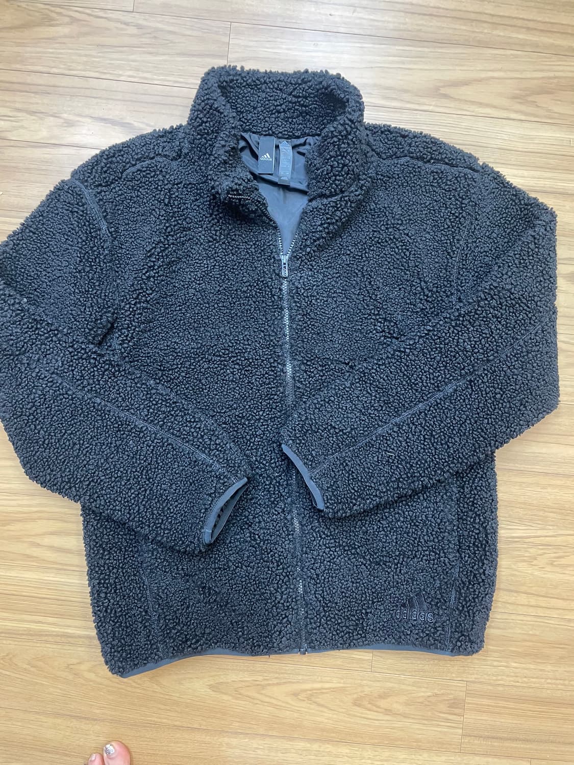 아디다스 뽀글이 플리스 집업 L 사이즈입니다. 색상은 블랙으로 무난하게  상품이미지1