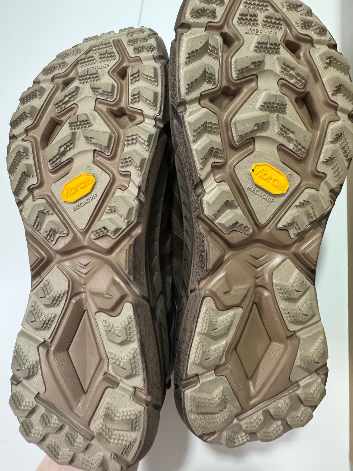 호카 x 새티스파이 satisfy  마파테 스피드 4 라이트 러버 275 상품이미지3