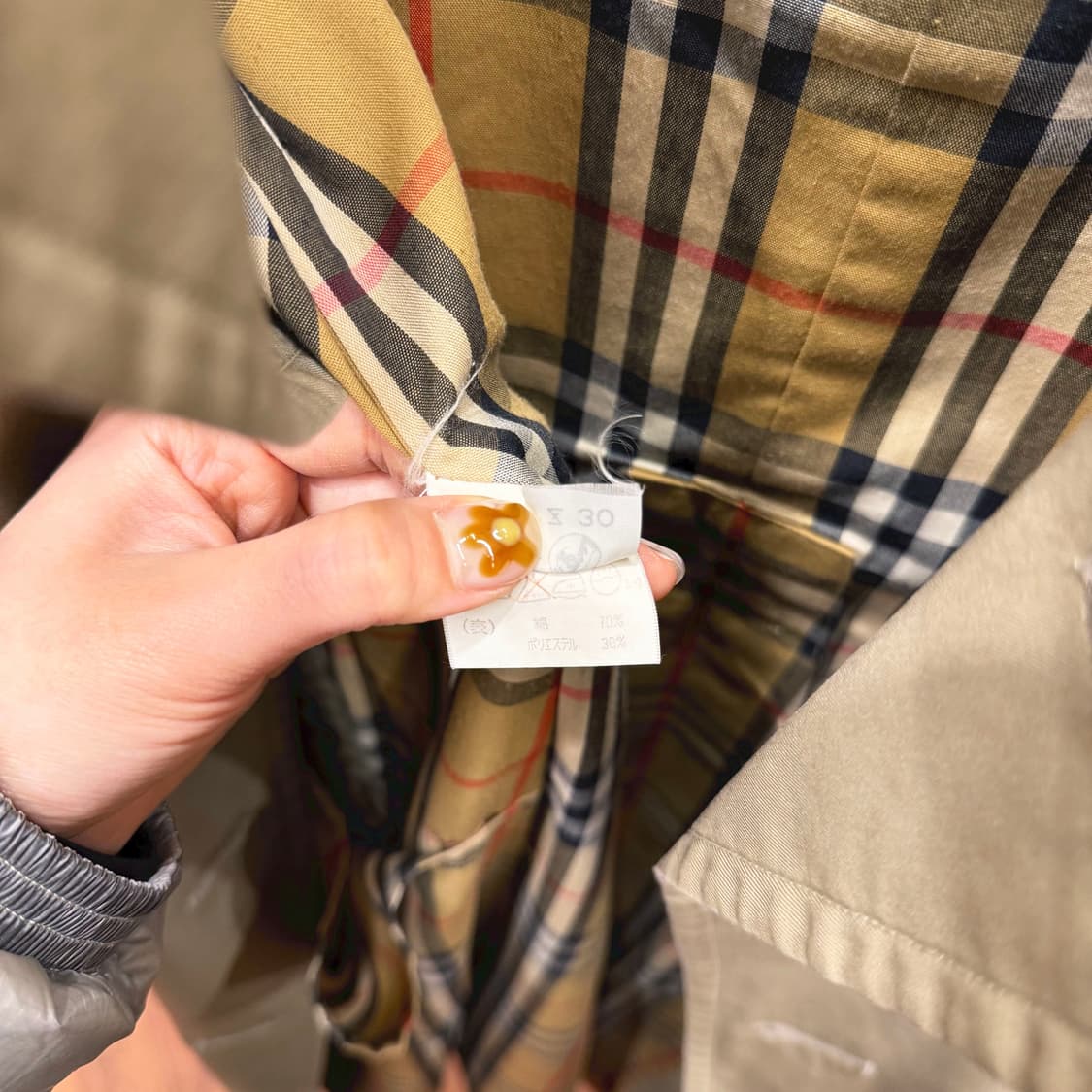 버버리 트렌치 코트 더블 버튼업 체크 안감 배색 디테일 레귤러핏 베이지 상품이미지7