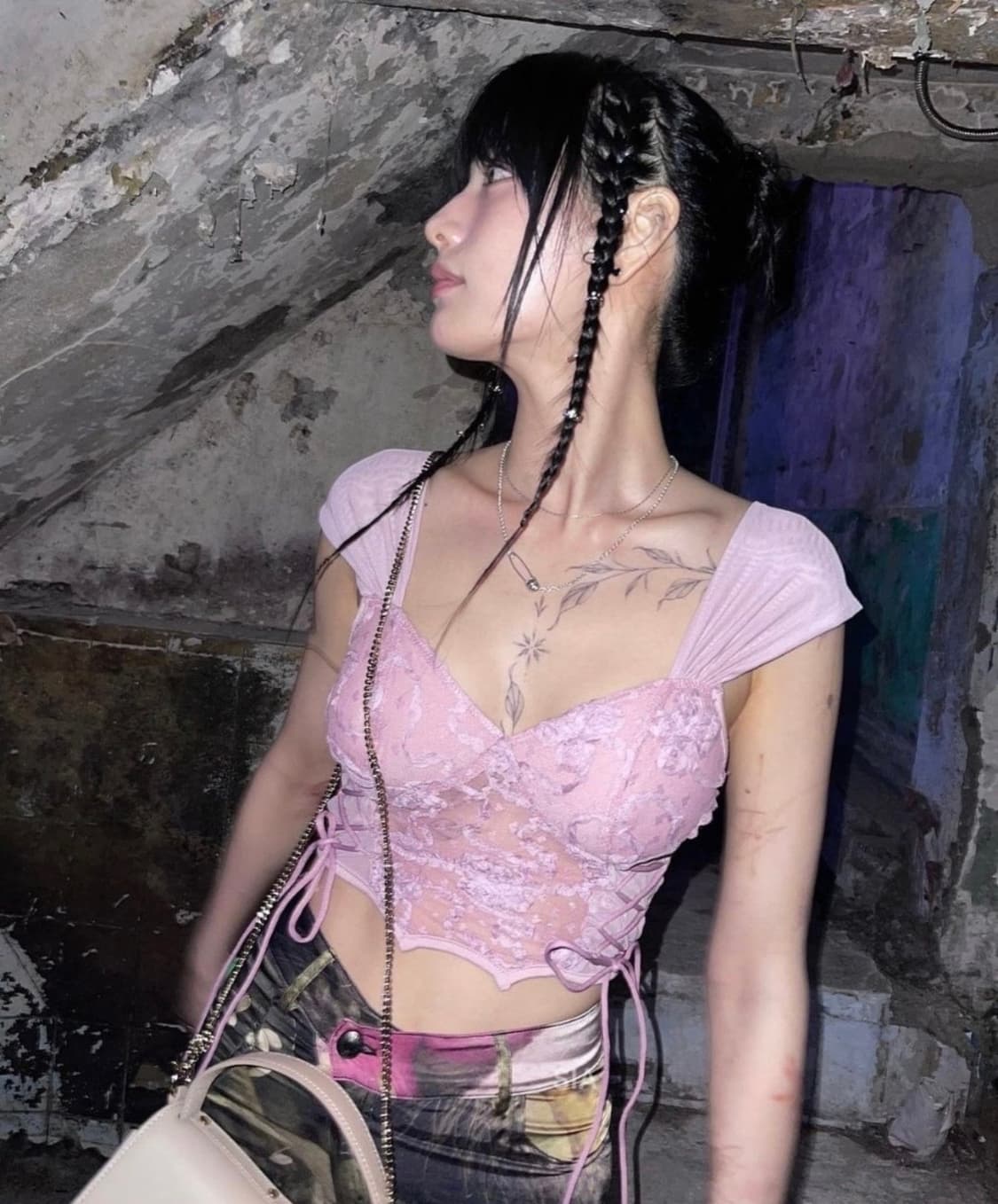 샵사이다 플로럴 레이스 드로스트링 슬리브리스 블라우스 나나 상품이미지5