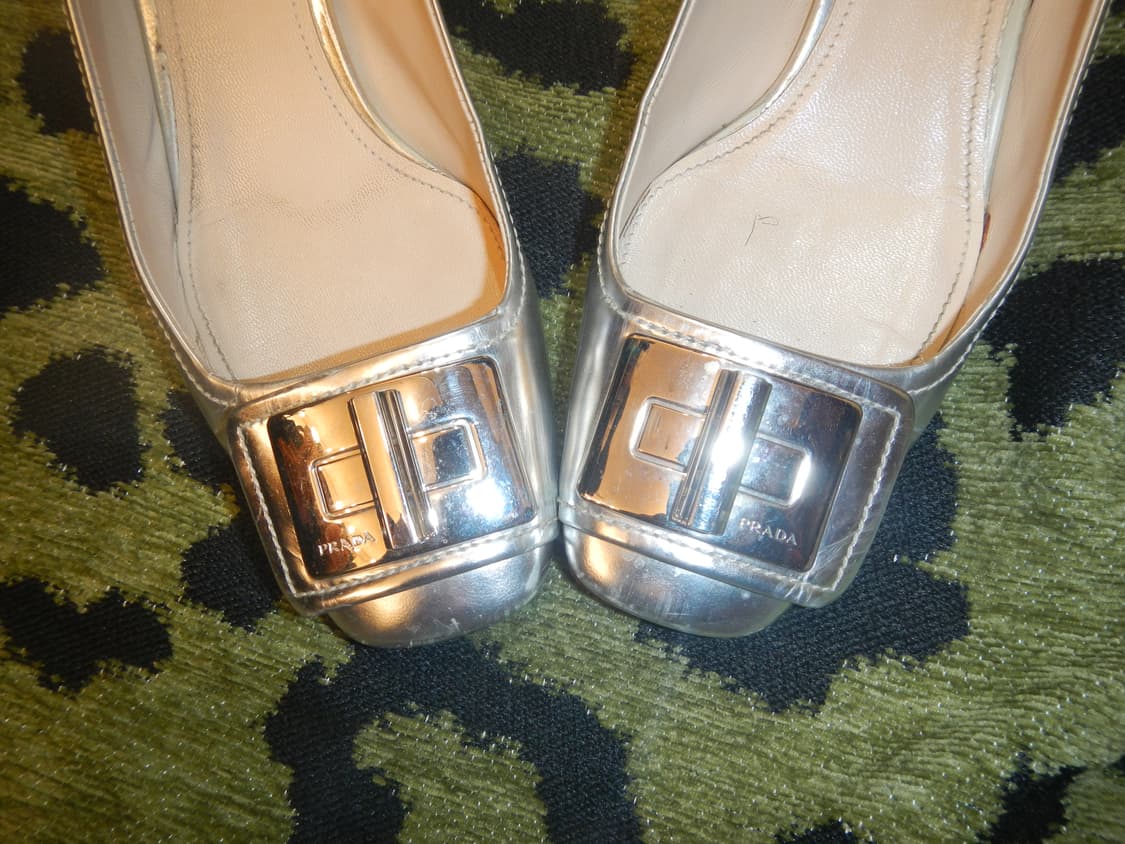 프라다 PRADA 실버 페이턴트 가죽 슬링백 펌프스 상품이미지2