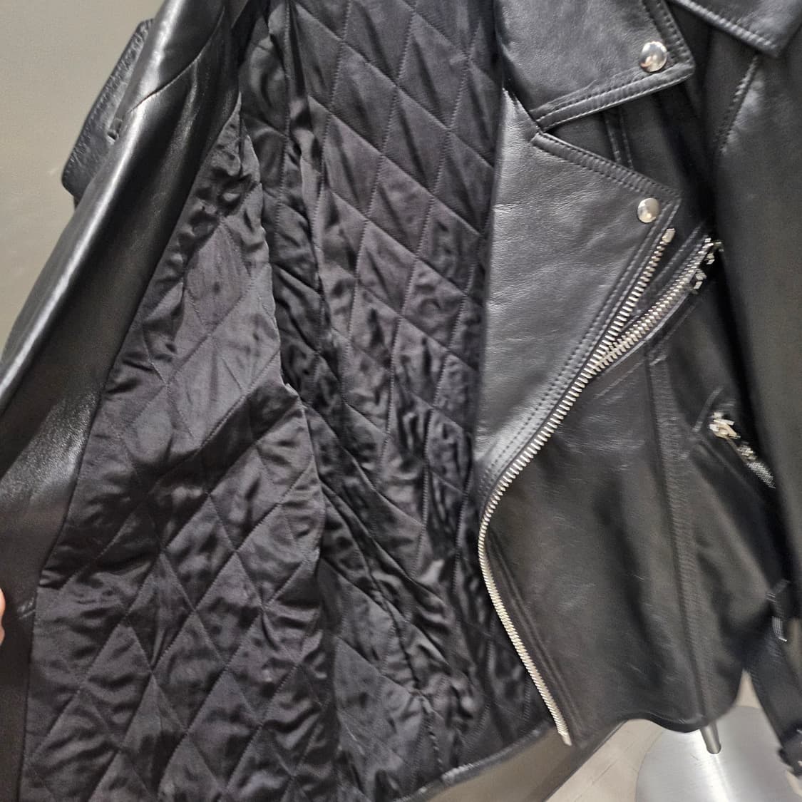 셀린느 옴므 텍스처드 레더 지퍼

클로저 바이커 가죽자켓 상품이미지5