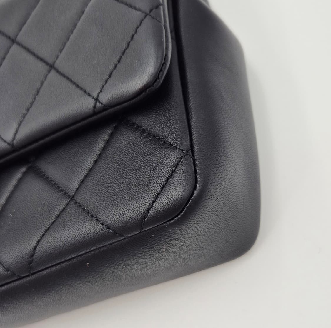 샤넬 램스킨 CC 플랩
볼드체인 숄더백

AS1353

 상품이미지7