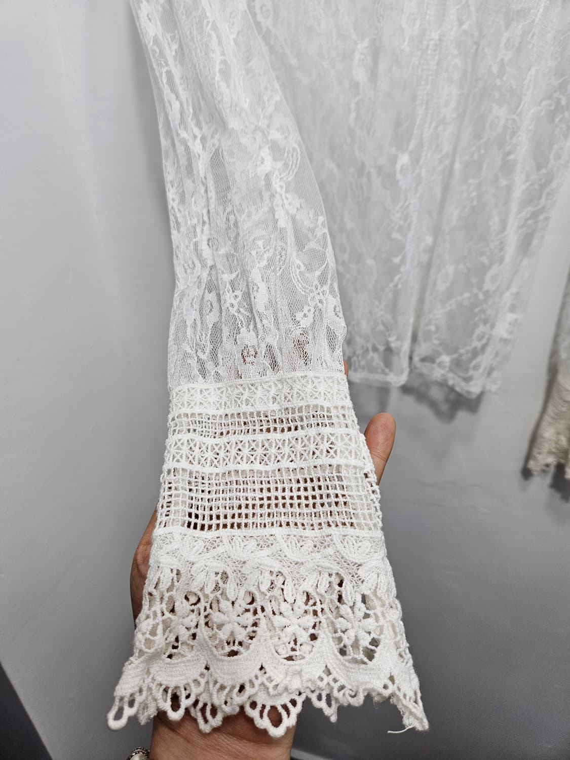 티파니앤 화이트 레이스 긴팔 블라우스 상품이미지6