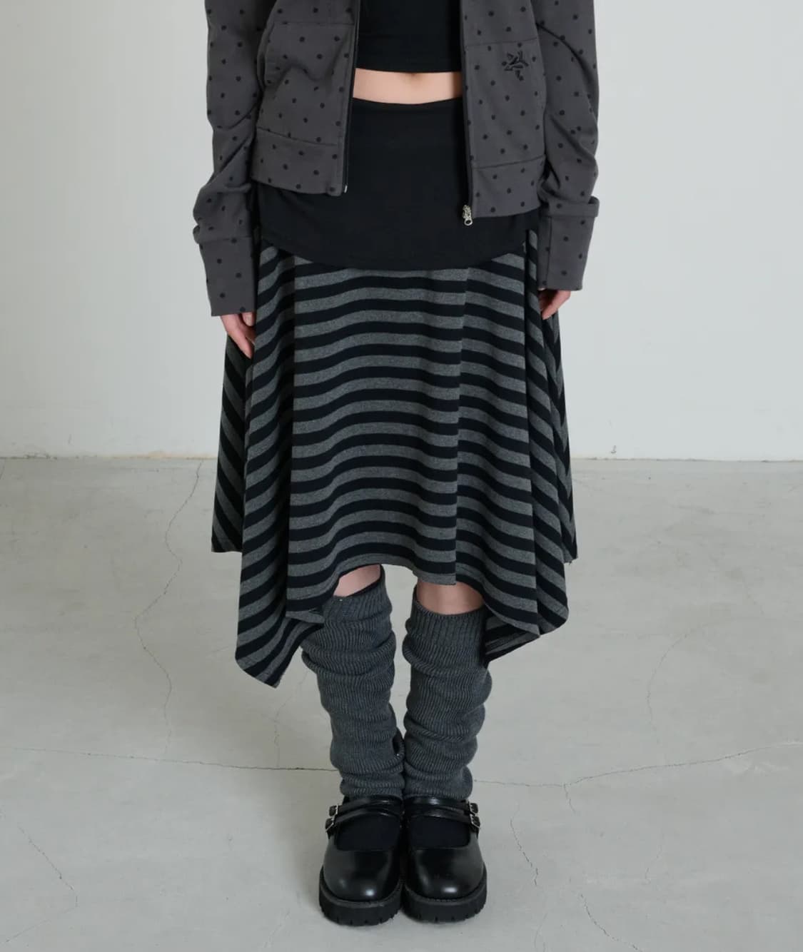 잇자바이브 STRIPE SYMBOL UNBALANCED SKIRT 상품이미지3