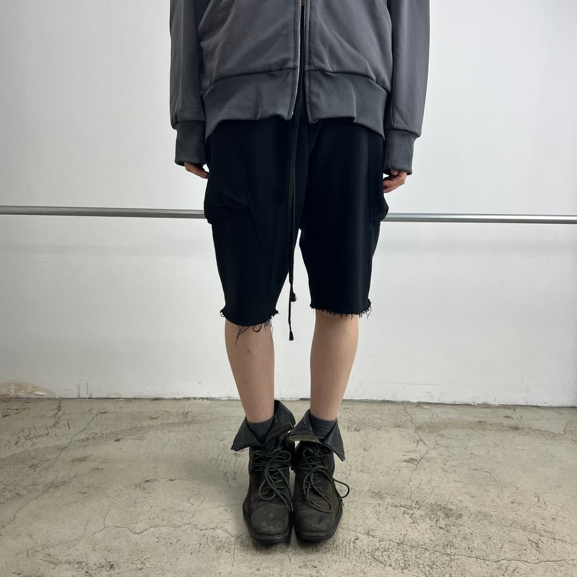 The Viridi Anne 22ss 비대칭 드롭 크로치 쇼츠 상품이미지10