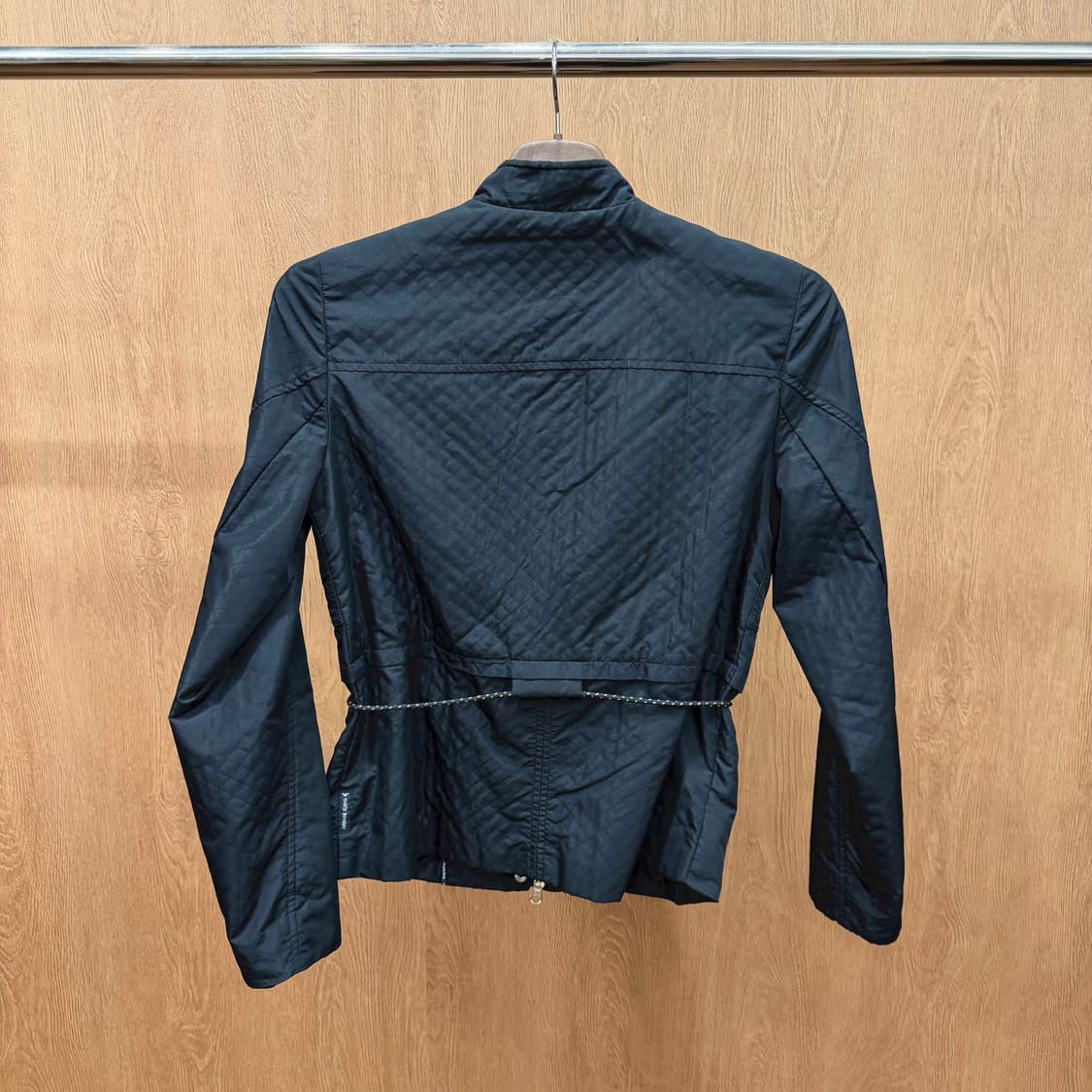 아르마니 진스 퀄팅 경량 자켓 골드 로고 장식 드로우 스트링 디테일 블랙 상품이미지3