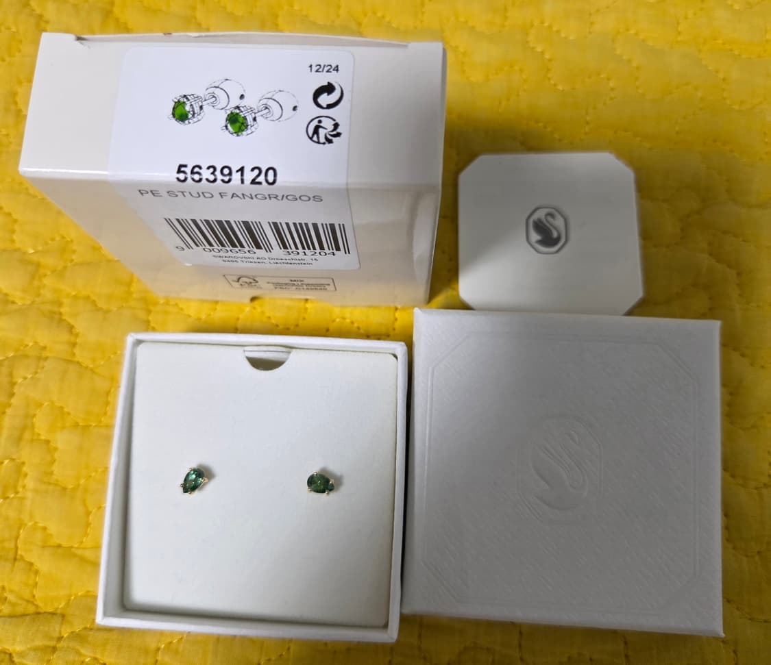 새제품)스와로브스키 그린 스터드 귀걸이 정품 상품이미지5