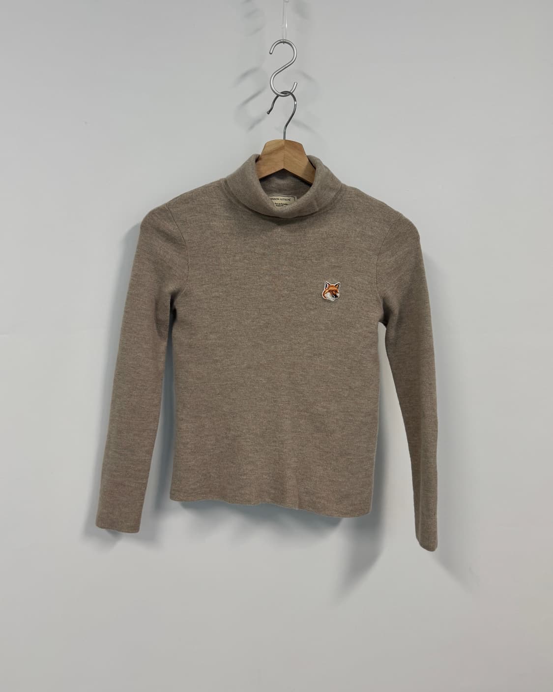 MAISON KITSUNE 메종키츠네 폭스헤드패치 베이지 멜란지 터틀넥  상품이미지1