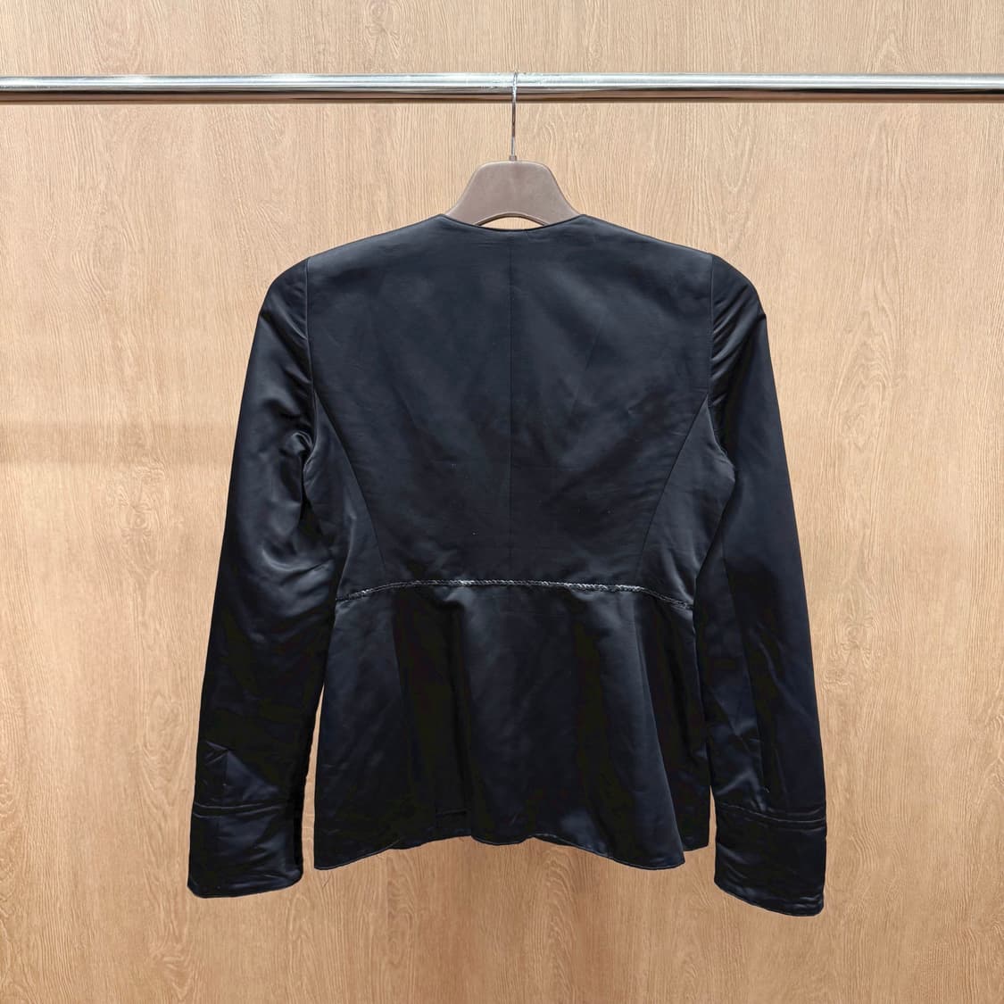 엠포리오 아르마니 클래식 자켓 비즈 스팽글 장식 디테일 블랙 상품이미지3