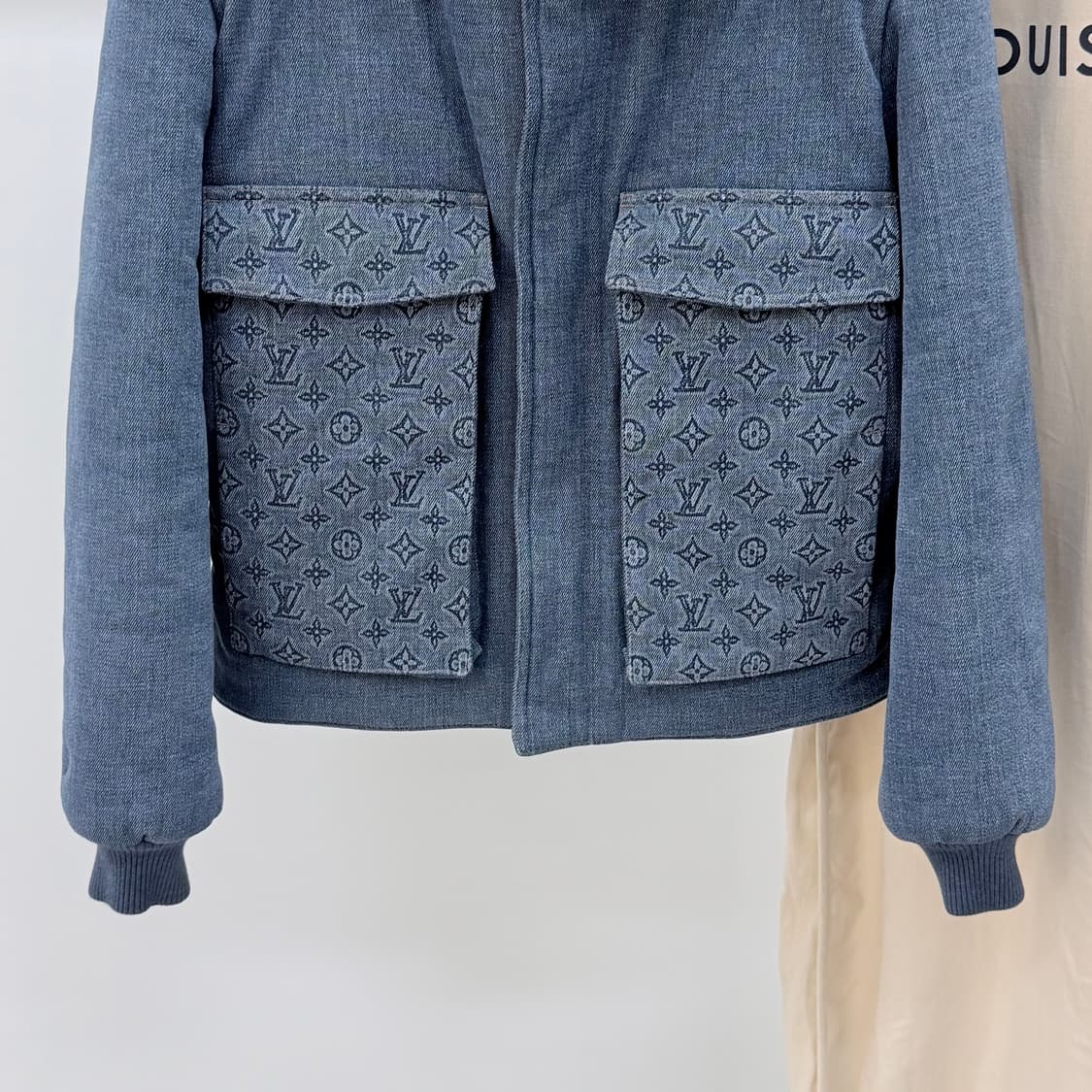[S+급/48] 루이비통 모노그램 패디드 데님 패딩 자켓 상품이미지3