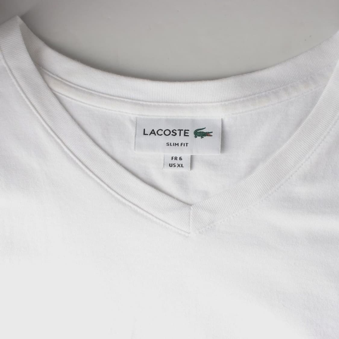 라코스테 화이트 브이넥 슬림핏 반팔티 6 상품이미지5