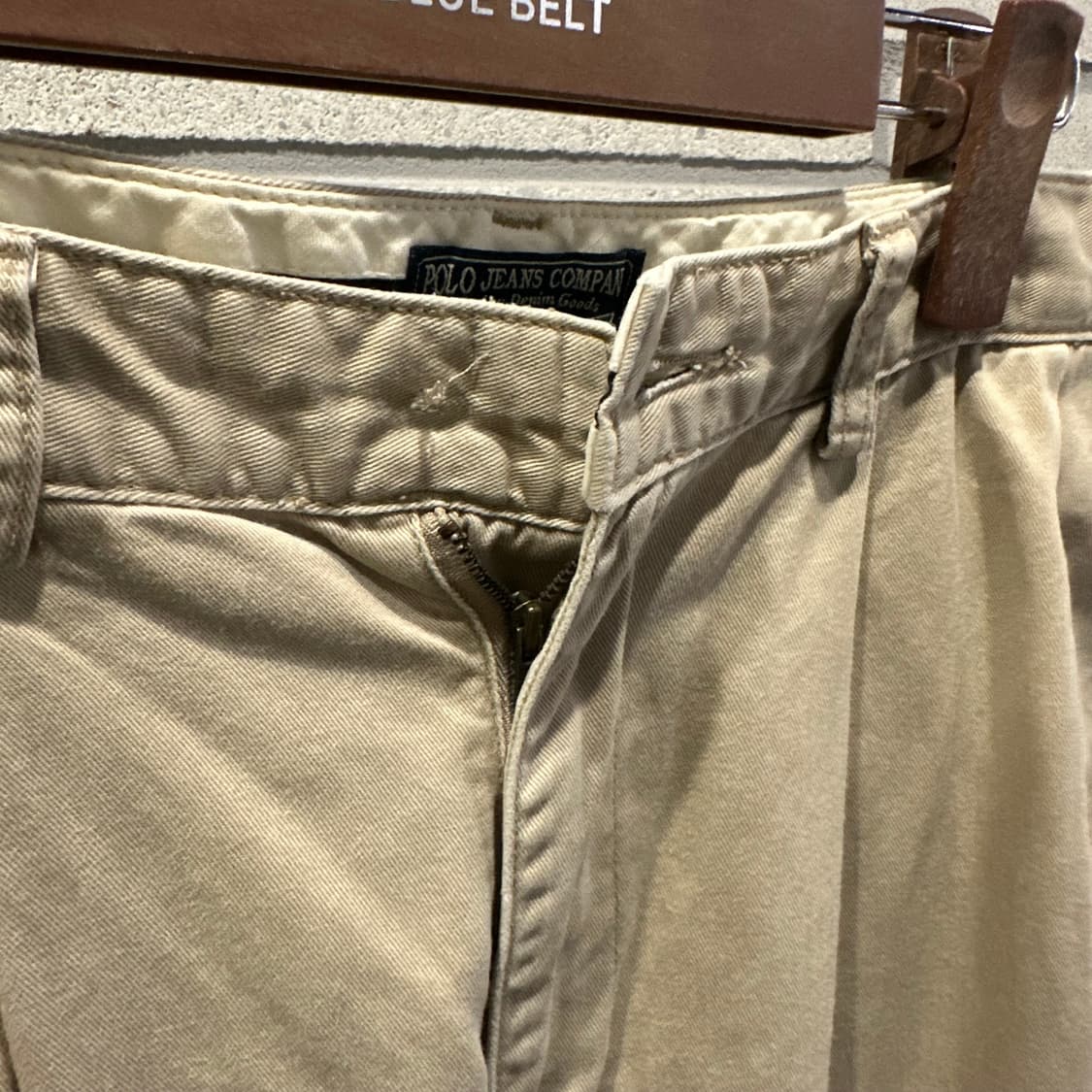 폴로진스 투턱 스트레이트 치노팬츠 후면패치 디테일 베이지 상품이미지6