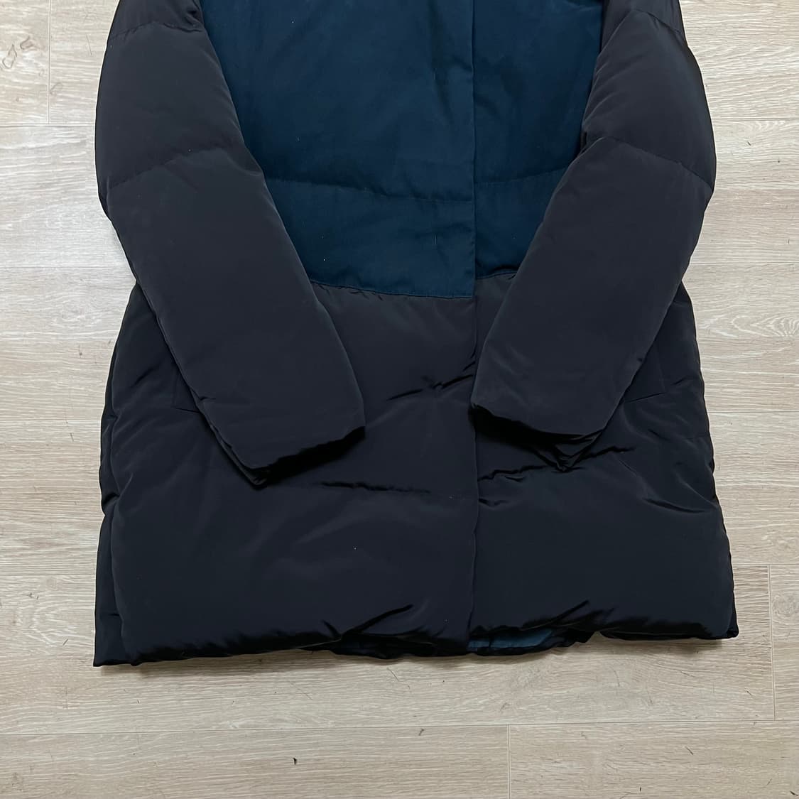 지고트 여성 구스다운 배색 후드 미디엄 롱패딩 [블랙] 88-90-160 상품이미지3