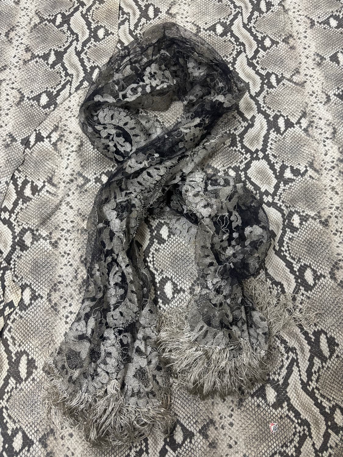 “Vintage” Grey Oriental Scarf 상품이미지4