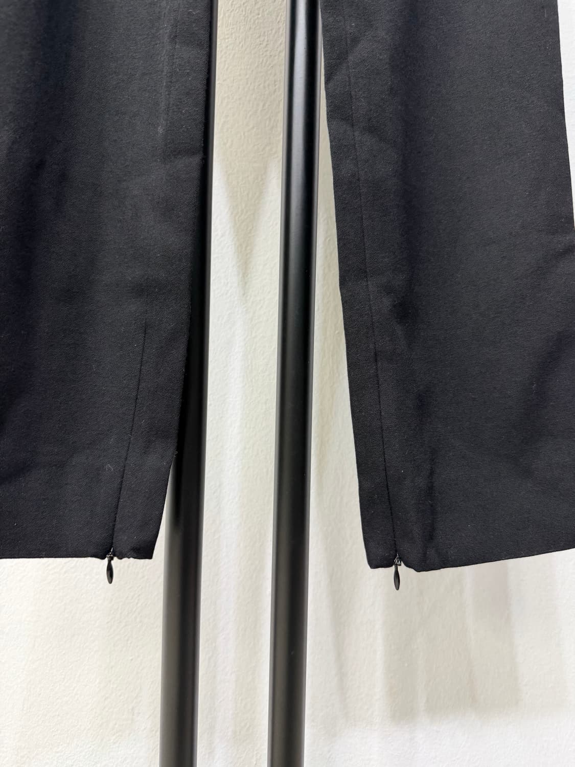 정품) 프라다 여성 블랙 슬랙스 지퍼 디테일 바지 38(23) 상품이미지4