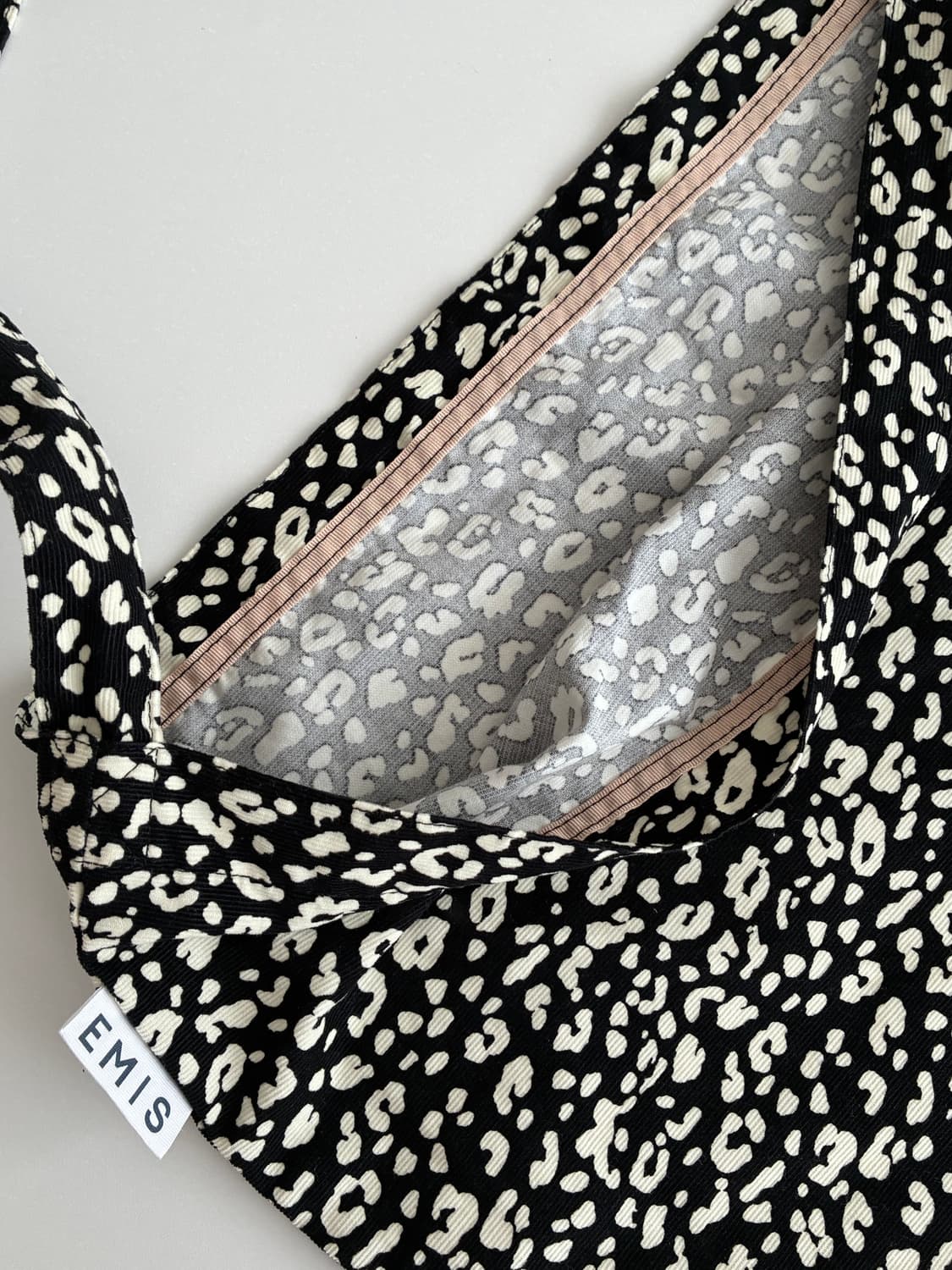 이미스 EMIS 레오파드 코듀로이 에코백 블랙 상품이미지3