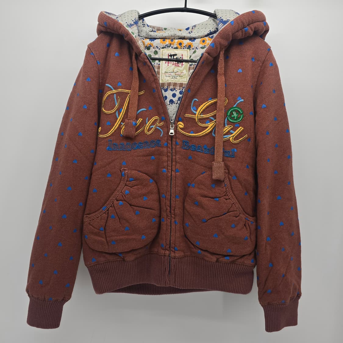 브라운 베이스에 블루 하트 패턴 후드집업 상품이미지1