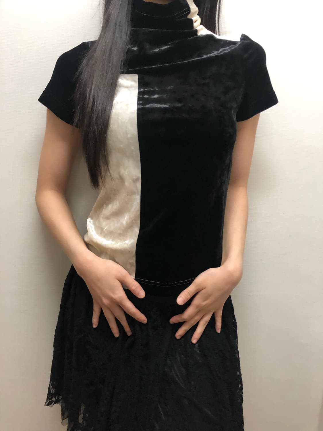 빈티지 블랙 앤 화이트 벨벳 탑 상품이미지1