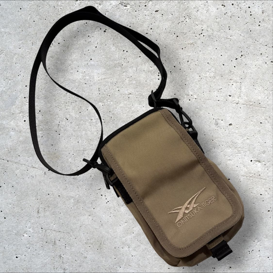 오니츠카타이거 크로스백 가방 베이지 상품이미지1