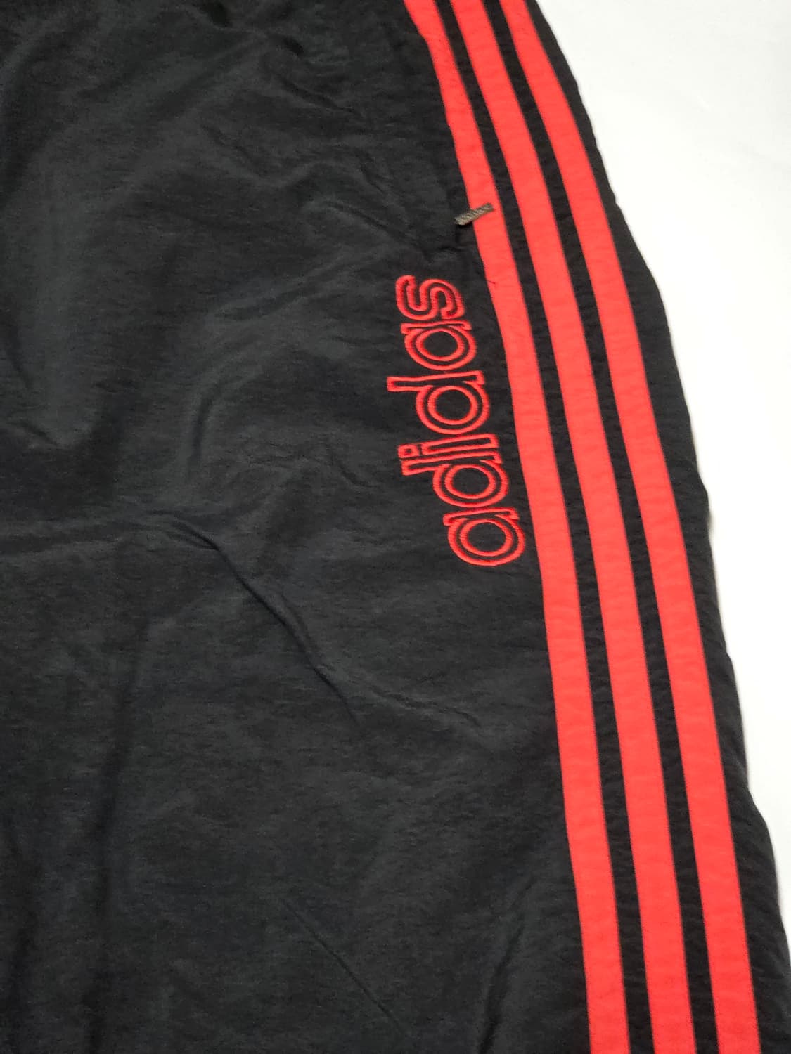 아디다스 트레포일 블랙×레드 겨울솜바지 108/56 (남성 3XL)
 상품이미지3