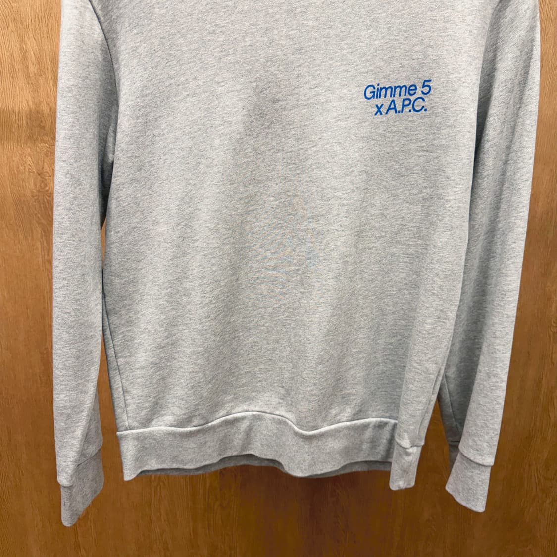아페쎄 X GIMME5 콜라보 맨투맨 미니멀 로고 프린팅 디테일 그레이 상품이미지5