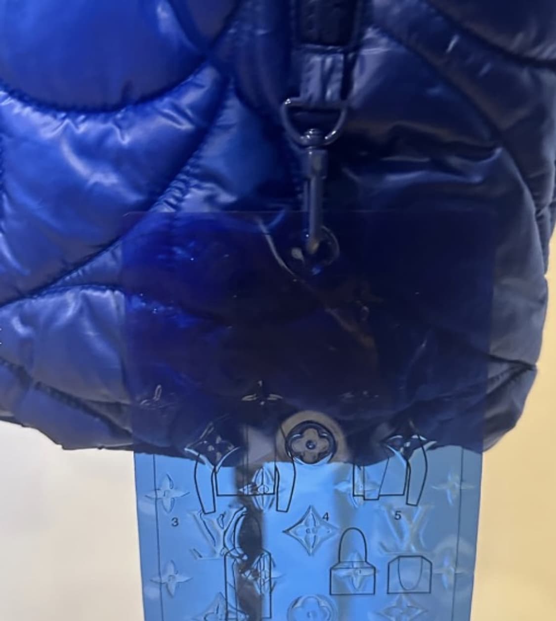 정품] 루이비통 모노그램 플라워 퀼팅 후드 패딩 자켓 로얄 블루 XL 상품이미지3