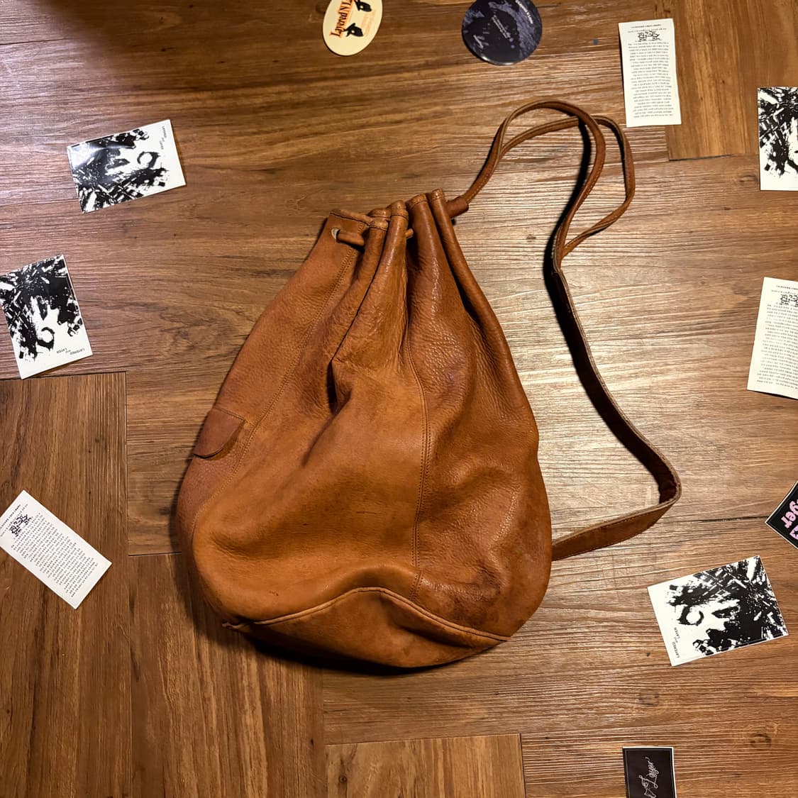 AGED COW LEATHER SLING BAG 상품이미지1