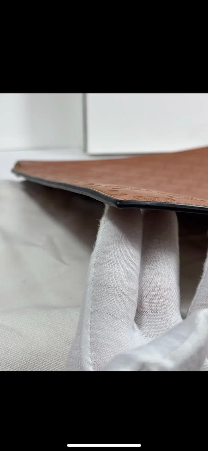 (새상품)셀린느 로고 트리옹프 클러치 카프스킨 탄 라지 상품이미지4