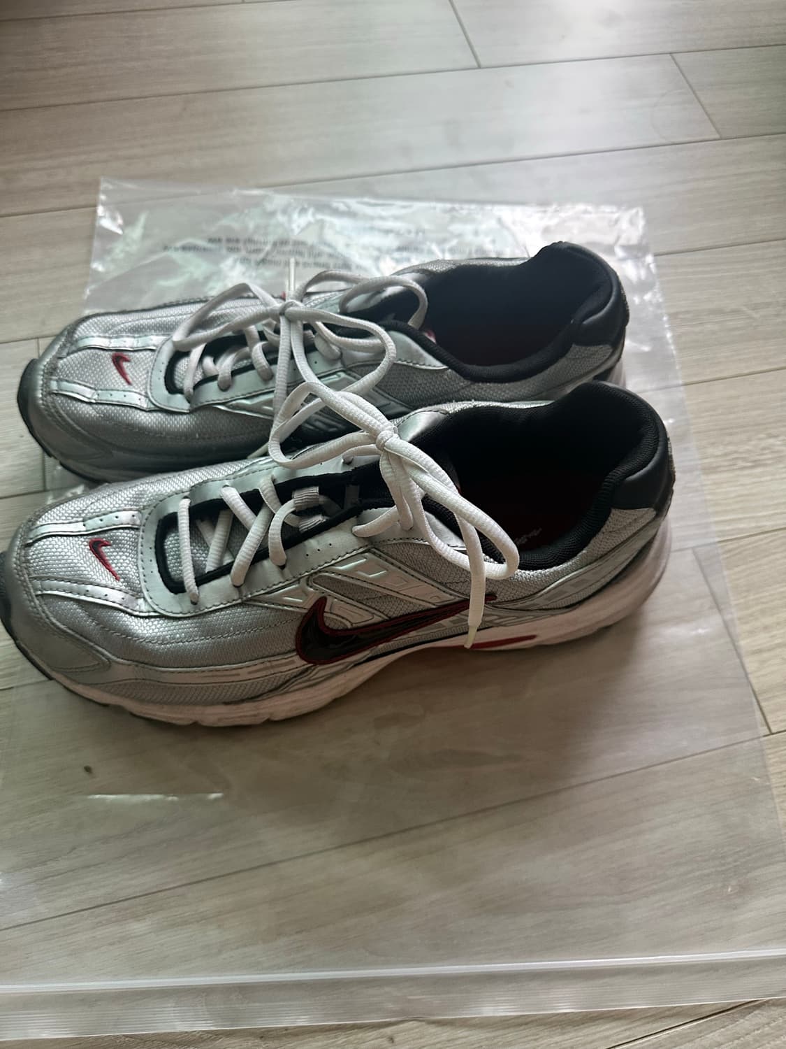 나이키 이니시에이터 메탈릭 실버 블랙 285 상품이미지3