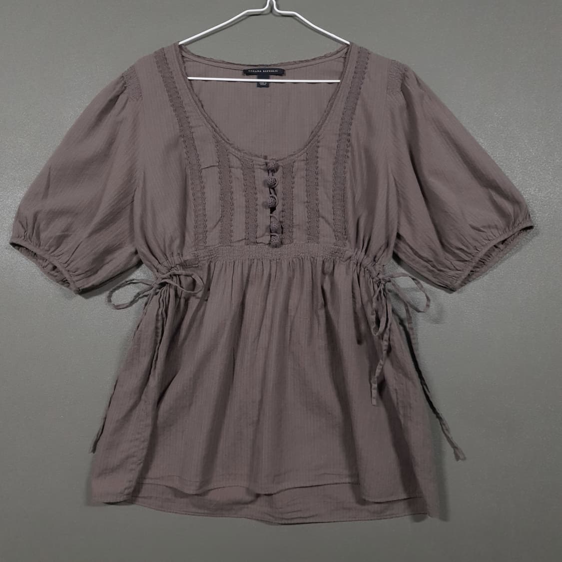 여성 L) 바나나리퍼블릭 셔링 리본 퍼프 반팔 블라우스 브라운 상품이미지1