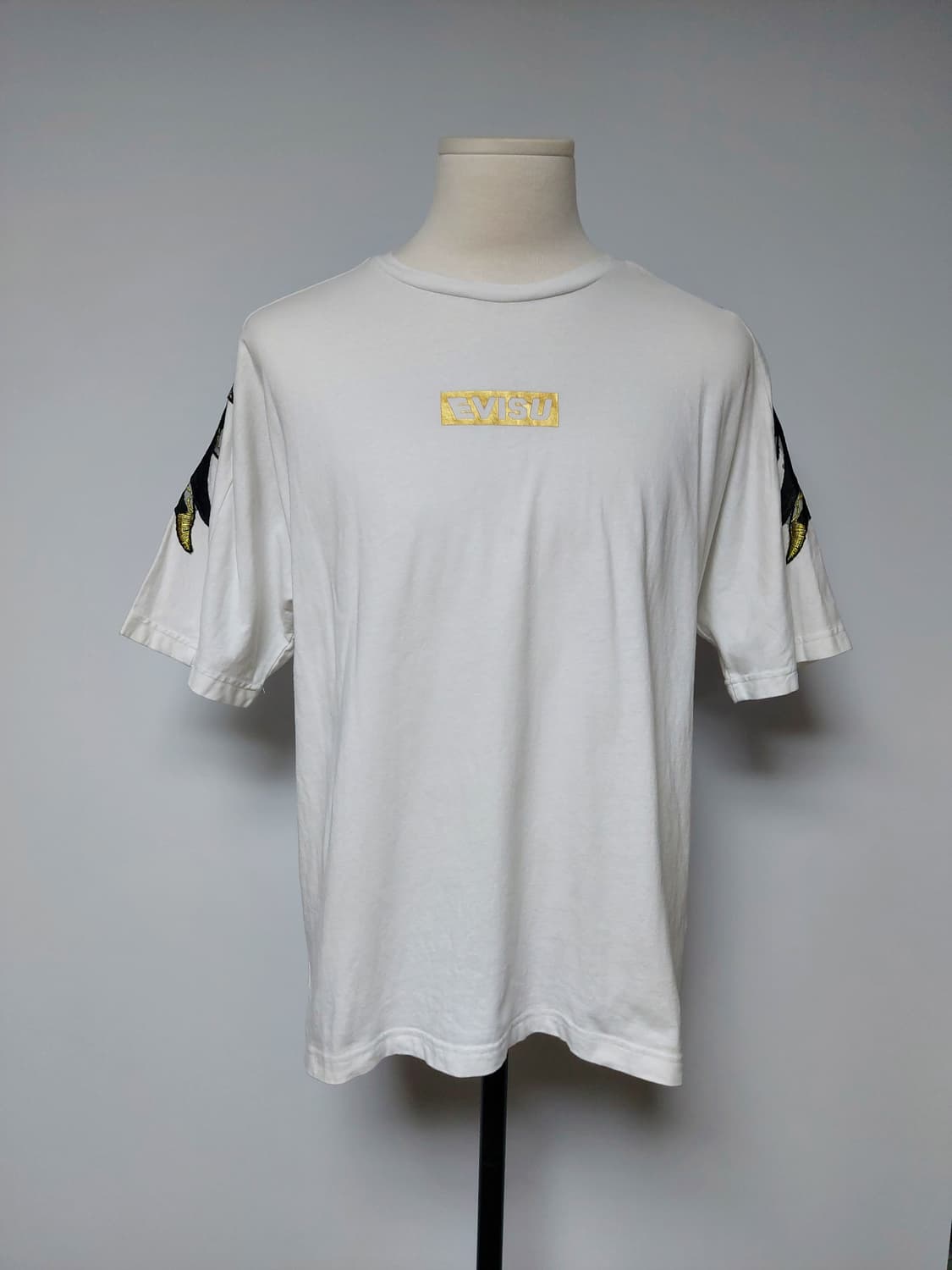 EVISU 화이트 뒷면 날개 자수 반팔티 (XL)

 상품이미지3
