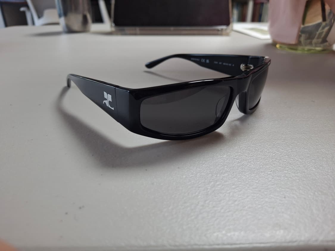 꾸레쥬 테크 선글라스 팝니다. 상품이미지3