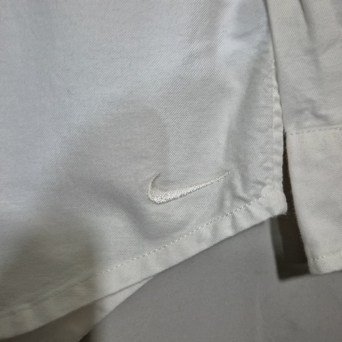 Nike 나이키 솔로 스우시 화이트 셔츠 상품이미지3