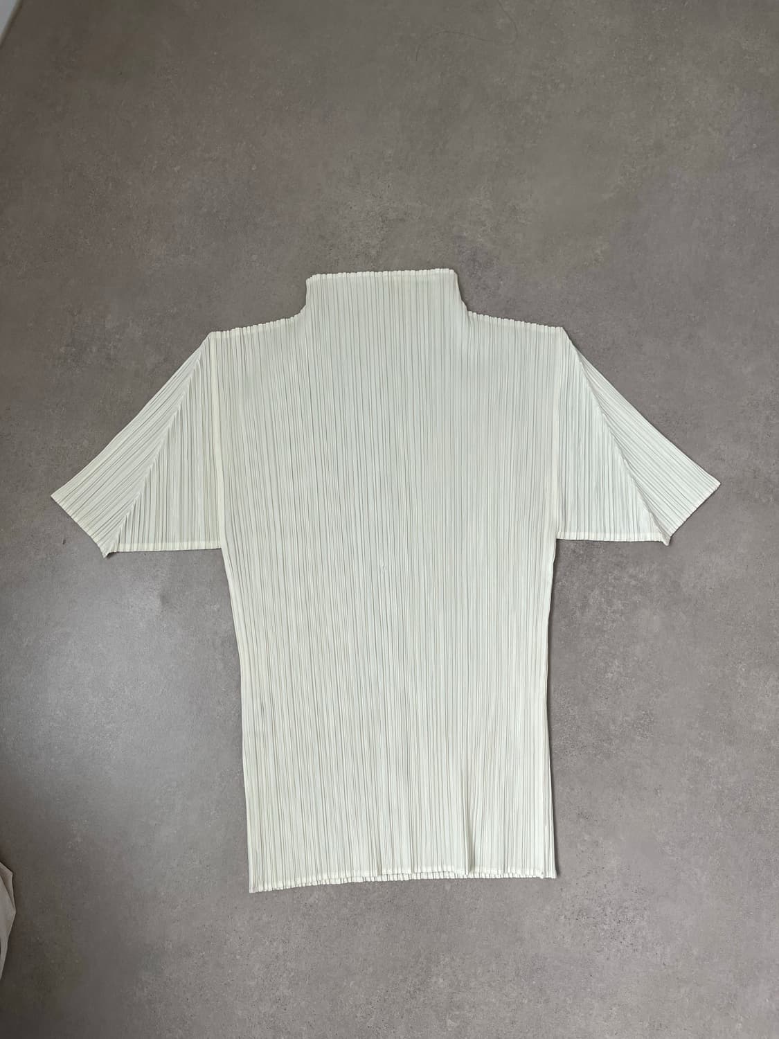 이세이미야케 플리츠 플리즈 하이넥 아이보리 반팔 상품이미지1