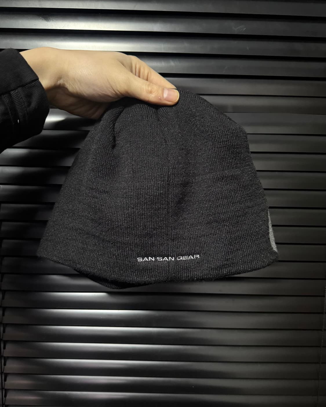 산산기어 블랙 차콜 그레이 숏 로고 비니 고프코어 스트릿패션 방한 모자  상품이미지4
