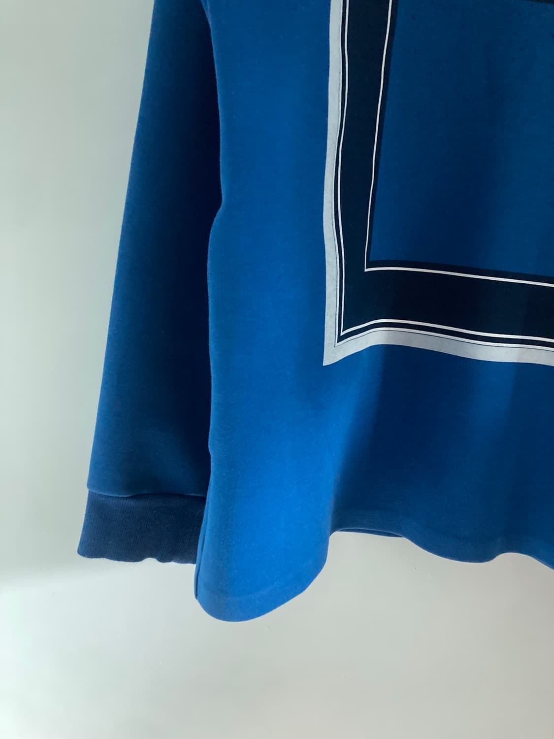 우영미 스퀘어 스웻 맨투맨 상품이미지4