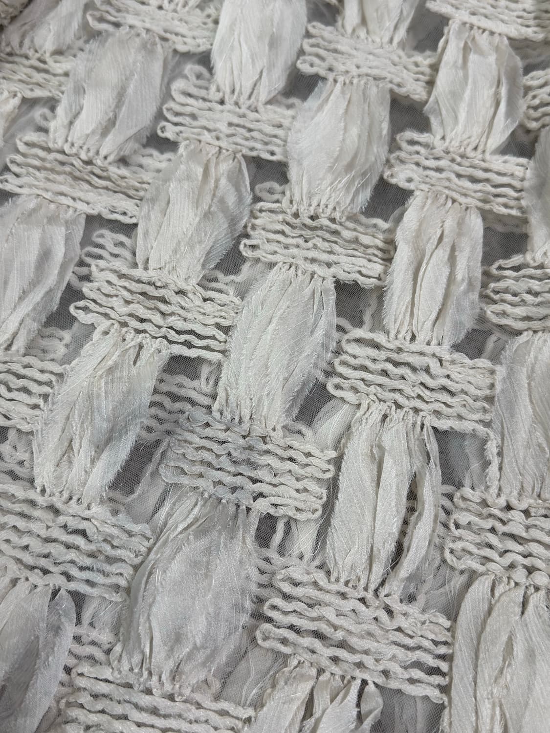 KBF 입체 짜임 시스루 블라우스 상품이미지3